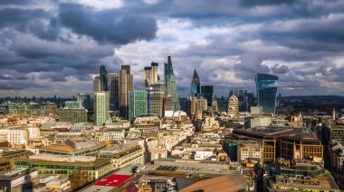 Londra - panoramik manzarası görünümü banka ve Canary Wharf, Londra'nın önde gelen finansal ilçeleri ile ünlü gökdelenler ve diğer yerler altın saat gün batımında. Dramatik gökyüzü ve bulutlar