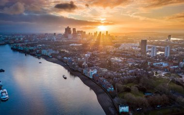 Londra, İngiltere - Doğu Londra gündoğumu, panoramik hava manzarası görünümüyle, Canary Wharf ve güzel renkli gökyüzü arka plan, skycrapers
