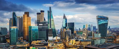 Londra, İngiltere - banka ve Canary Wharf, Londra'nın önde gelen finansal ilçeleri ile ünlü gökdelenler ve diğer yerler mavi gökyüzü ve bulutlar ile altın saat batımında panoramik manzarası görünümü
