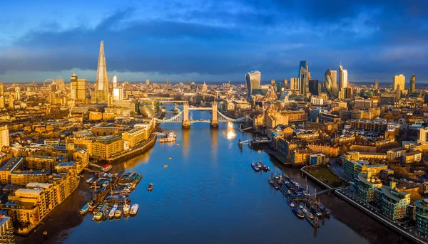 ロンドン イギリス 青い空と雲と朝の早い段階で象徴的な赤い二階建てバス 銀行地区の高層ビル 黄金の時間で他の有名な高層ビル タワー ブリッジを含むロンドンの空中地平線を見渡すパノラマ ビュー — ストック写真