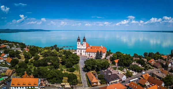 Tihany, Macaristan - ünlü Benedictine Manastırı, Tihany (Tihany Abbey) güzel coloruful Lake Balaton, arka plan ile hava panoramik manzaralı