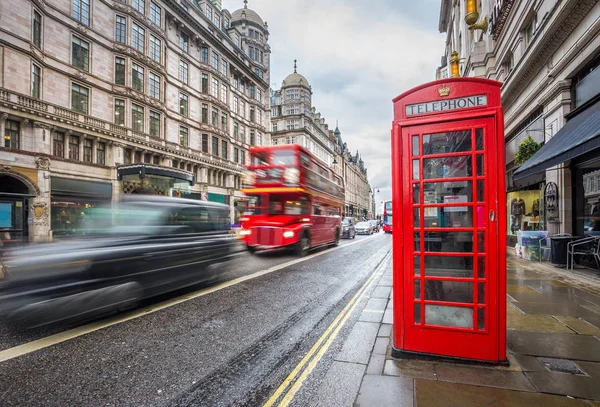 Londra Inghilterra Iconico Taxi Nero Sfocato Londinese Autobus Rosso Vintage — Foto Stock