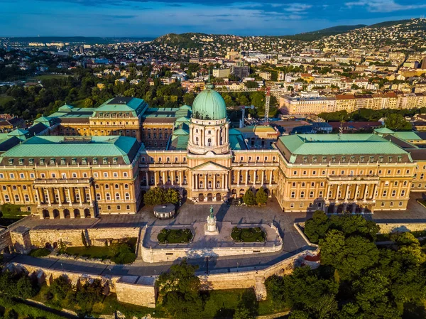 Budapest Magyarország Légifelvételek Napfelkeltekor Budai Oldalon Híres Budai Vár Királyi — Stock Fotó