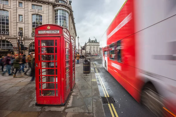 Londres Inglaterra 2018 Caja Teleondas Roja Icónica Cerca Piccadilly Circus — Foto de Stock