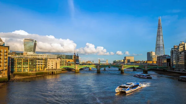 Лондон Англия Экскурсионные Лодки Закате Реке Тэймс Саутворкским Мостом Тауэрским — стоковое фото