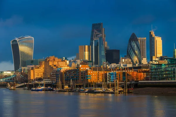 극적인 하늘과 유명한 마천루와 런던의 지구에 — 스톡 사진