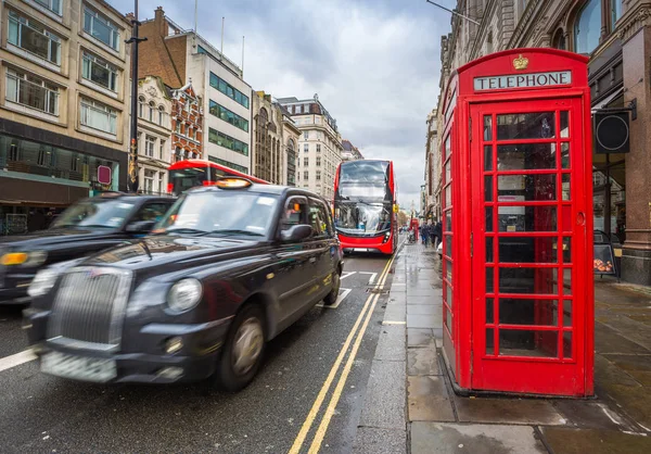 Londen Engeland Iconische Wazig Zwarte Londenaar Taxi Rode Dubbeldekker Bussen — Stockfoto