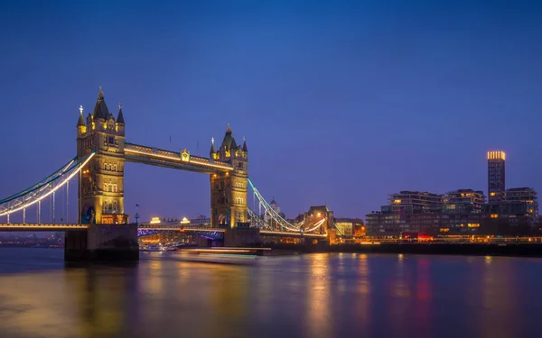 Londyn Anglia Słynnego Mostu Tower Bridge Budynki Urzędu Godzinie Niebieski — Zdjęcie stockowe