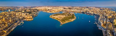 Valletta, Malta - hava panoramik manzarası görünümünü Valletta, Sliema, Manoel Adası, Gzira, Ta' Xbiex, Msida ve Floriana gündoğumu,