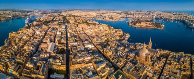 Valletta, Malta - sermaye şehir Malta yukarıdan Mount Carmel Meryem Kilisesi, St.Paul 's Katedrali ve Manoel adayı gündoğumu adlı bir panoramik çekim üzerinde