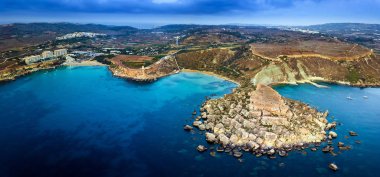 Ghajn Tuffieha, Malta - hava panoramik manzarası görünümü Golden Bay, Riviera Bay, Ghajn Tuffieha Saat Kulesi ve diğer kumlu plajları ile Ghajn Tuffieha sahil