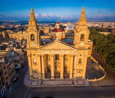 Valletta, Malta - Saint Publius Parish Kilisesi güneş doğarken yukarıdan Floriana Parish Kilisesi olarak da bilinir