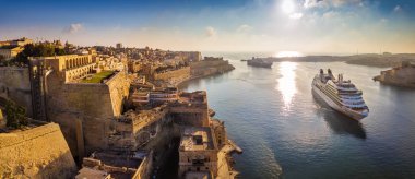 Valletta, Malta - zaman cruise gemi yelken bin dolar Valletta görünümünü panoramik hava manzarası surnise liman