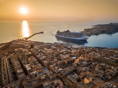 Valletta, Malta - yolcu gemisi Grand Valletta Limanı günbatımında hava bir vuruşta girme.