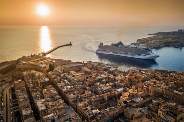 Valletta, Malta - büyük yolcu gemisi Grand Valletta Limanı günbatımında hava bir vuruşta girme.