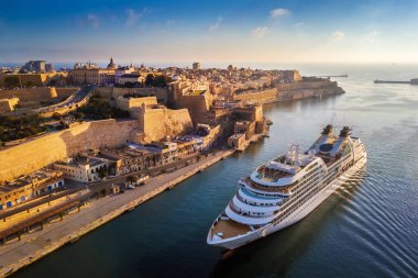 Valletta, Malta - gündoğumu Valletta antik şehir at arka plan ile büyük limana yelken gemisi