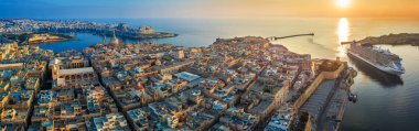 Valletta, Malta - Valletta Mount Carmel ile hava panoramik manzaralı kilise, Grand Limanı güneş doğarken girerek St.Paul 's St.Jean 's Katedrali, Manoel Adası, Fort Manoel, Sliema ve cruise gemi ve