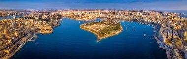 Valletta, Malta - hava panoramik manzarası görünümünü Valletta, Sliema, Manoel Adası, Gzira, Ta' Xbiex, Msida ve Floriana gündoğumu,