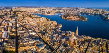 Valletta, Malta - sermaye şehir Malta yukarıdan Mount Carmel Meryem Kilisesi, St.Paul 's Katedrali ve Manoel adayı gündoğumu adlı bir panoramik çekim üzerinde