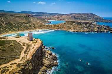 Ghajn Tuffieha, Malta - güzel Ghajn Tuffieha Bay, Ghajn Tuffieha Saat Kulesi ve Gnejna Körfezi ve arka plan, mavi gökyüzü ile bir parlak yaz gününde yukarıdan Riviera beach