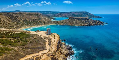Ghajn Tuffieha, Malta - hava panoramik manzaralı güzel Ghajn Tuffieha Bay, Ghajn Tuffieha Saat Kulesi ve Riviera beach Gnejna Körfezi ve arka plan, mavi gökyüzü ile bir parlak yaz gününde