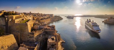 Valletta, Malta - zaman cruise gemi yelken bin dolar Valletta görünümünü panoramik hava manzarası surnise liman