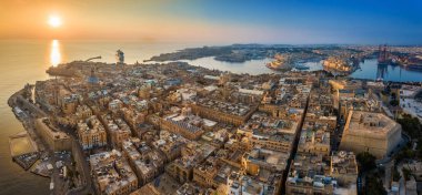 Valletta, Malta - Valletta hava panoramik manzarası view ile gündoğumu adlı gemisi Grand Harbor'da girme. Birgu ve Senglea arka plan