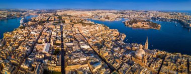 Valletta, Malta - sermaye şehir Malta yukarıdan Mount Carmel Meryem Kilisesi, St.Paul 's Katedrali ve Manoel adayı gündoğumu adlı bir panoramik çekim üzerinde
