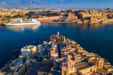 Valletta, Malta - hava manzaralı gemisi gündoğumu, Senglea, Gardjola bahçeleri, selamlayan pil, Üst Barrakka Bahçeleri ve büyük liman