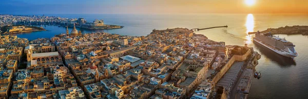 Valletta, Malta - Valletta Mount Carmel ile hava panoramik manzaralı kilise, Grand Limanı güneş doğarken girerek St.Paul 's St.Jean 's Katedrali, Manoel Adası, Fort Manoel, Sliema ve cruise gemi ve