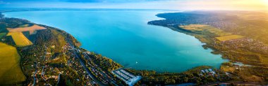 Balatonfuzfo, Macaristan - Fuzfoi-enmeshed Balaton Gölü, panoramik hava manzarası görünümünü gün batımında. Bu görünüm katmak Balatonfuzfo, Balatonalmadi, Balatonkenese ve birkaç Yat Marina