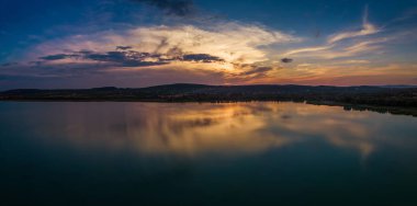 Balatonfuzfo, Macaristan - Fuzfoi-enmeshed Lake Balaton alınan yansıma ile güzel panoramik gün batımı