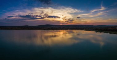 Balatonfuzfo, Macaristan - Fuzfoi-enmeshed Lake Balaton alınan yansıma ile güzel panoramik gün batımı