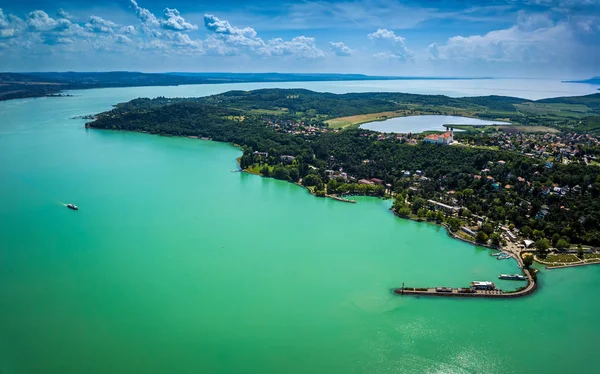 Tihany Hongarije Luchtfoto Panoramisch Uitzicht Het Balatonmeer Met Het Benedictijnenklooster — Stockfoto