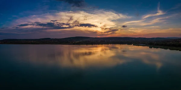 Balatonfuzfo Hungria Pôr Sol Panorâmico Bonito Com Reflexão Fuzera Obol — Fotografia de Stock