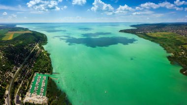 Balatonfuzfo, Macaristan - Fuzfoi-enmeshed görünümünü panoramik hava manzarası. Bu görünüm Balatonfuzfo Balatonfuzfo, Balatonalmadi, Balatonkenese ve yat marina içerir