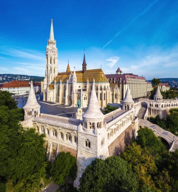 Budapeşte, Macaristan - arka plan Buda Hills ile sabah ünlü Fisherman's Kalesi (Halaszbastya) ve Matthias Kilisesi (Matyas templom) havadan görünümü