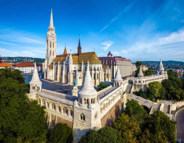 Budapeşte, Macaristan - Hava görünümünde arka plan Buda Hills ile yaz sabahı ünlü Fisherman's Kalesi (Halaszbastya) ve Matthias Kilisesi (Matyas templom)