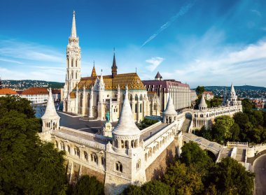Budapeşte, Macaristan - Hava görünümünde arka plan Buda Hills ile yaz sabahı ünlü Fisherman's Kalesi (Halaszbastya) ve Matthias Kilisesi (Matyas templom). Vintage sürümü