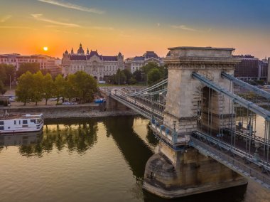Budapeşte, Macaristan - havadan görünümü, Szechenyi Chain Bridge gündoğumu, arka plan, Aziz Stephen Bazilikası ile