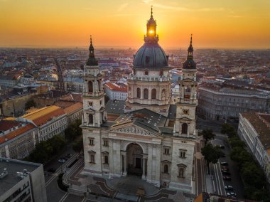 Budapeşte, Macaristan - yükselen güneş hava bir vuruşta gündoğumu, güzel St.Stephen's Bazilikası'na (Szent Istvan Bazilika) kule ile parlıyor