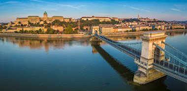 Budapeşte, Macaristan - panoramik hava görünümünü Szechenyi Chain Bridge gündoğumu Buda Castle Kraliyet Sarayı, Buda tünel, Sandor Sarayı ve Fisherman's Bastion adlı arka plan ile