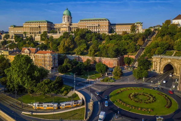 布达佩斯 匈牙利 克拉克亚当广场回旋处从上面日出与布达城堡皇家宫殿和隧道和传统黄色电车 — 图库照片