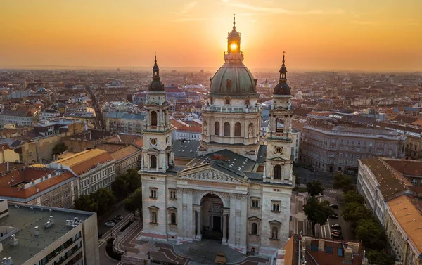 Budapest Hongarije Rijzende Zon Schijnt Door Toren Van Prachtige Stephansdom — Stockfoto