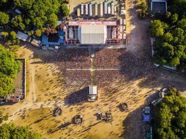 Budapeşte, Macaristan - 12 Ağustos 2018: Yukarıdan Sziget festivalin ana sahne önünde kalabalık hava fotoğrafı. Sziget festivaldir Avrupa'nın en büyük müzik festivali