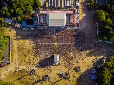 Budapeşte, Macaristan - 12 Ağustos 2018: Yukarıdan Sziget festivalin ana sahne önünde kalabalık hava fotoğrafı. Sziget festivaldir Avrupa'nın en büyük müzik festivali