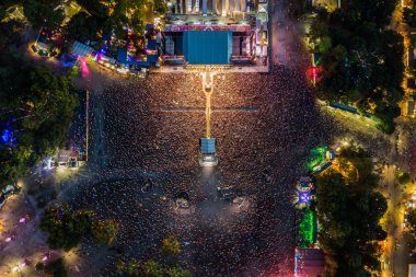 Budapest, Macaristan - 12 Ağustos 2018: Sziget Festivali 2018 ana sahne gece, büyük kalabalık. Sziget festivaldir Avrupa'nın en büyük müzik festivali