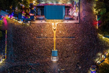 Budapest, Macaristan - 12 Ağustos 2018: Sziget Festivali 2018 ana sahne gece, büyük kalabalık. Sziget festivaldir Avrupa'nın en büyük müzik festivali