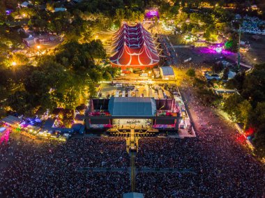 Budapeşte, Macaristan - 12 Ağustos 2018: Havadan görünümü Sziget Festivali 2018 ve alacakaranlıkta ana sahne. Sziget festivaldir Avrupa'nın en büyük müzik festivali