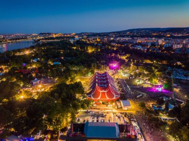 Budapest, Macaristan - 12 Ağustos 2018: Sziget Festivali 2018, hava görünümüyle Budapeşte manzarası mavi saatte. Sziget festivaldir Avrupa'nın en büyük müzik festivali